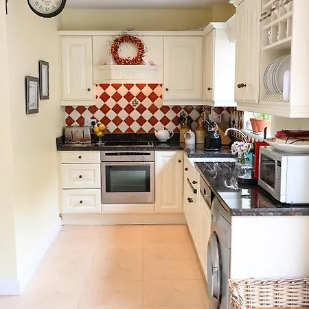 Mews Situated In The Picturesque Village Of Vakantiehuis Glandore