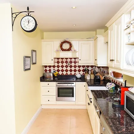 Mews Situated In The Picturesque Village Of Vakantiehuis Glandore