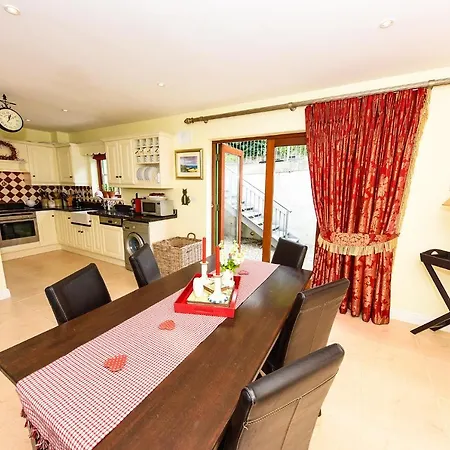 Mews Situated In The Picturesque Village Of Vakantiehuis Glandore